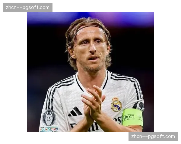 特写：39岁的莫德里奇在皇马替补席上，依然在笔记本上记录着比赛细节