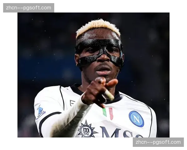 赛场花絮：小球迷冲入场内拥抱偶像奥斯梅恩，后被安保人员带离